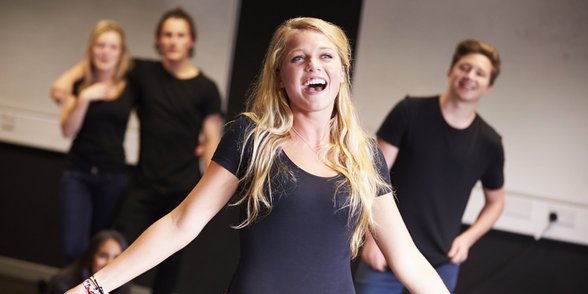 Photo de personnes dans une classe de théâtre