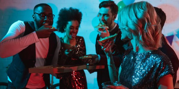 Photo de personnes faisant la fête