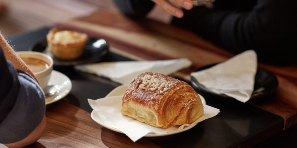 Photo d'un café et d'une pâtisserie