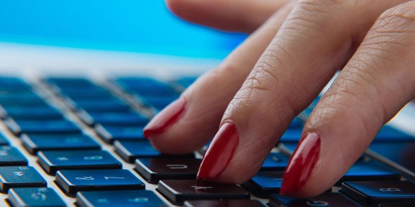 Photo de doigts sur un clavier