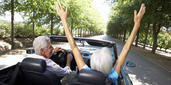 Photo de deux personnes mûres dans un cabriolet