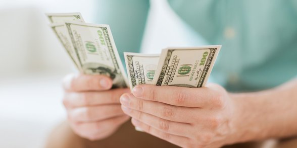 Foto eines Mannes, der Geld zählt