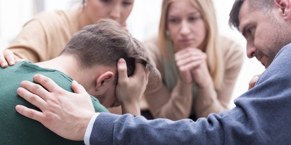 Foto von Freunden, die sich gegenseitig unterstützen