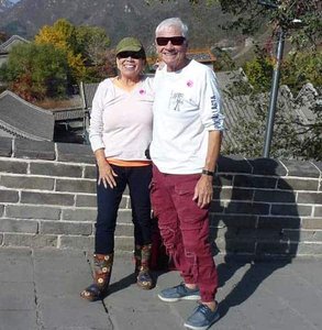 Foto von Tom Blake und seiner Partnerin Greta