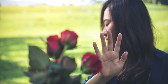 Foto van een vrouw die bloemen afwijst