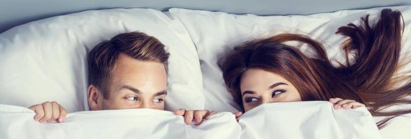 Photo d'un couple au lit ensemble
