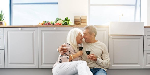 Photo d'un couple de personnes âgées