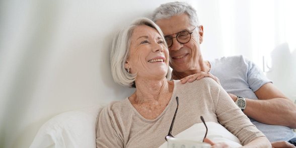 Photo d'un couple de personnes âgées au lit