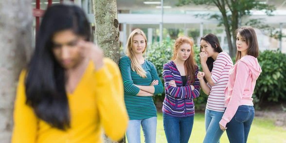 Başka bir kadın hakkında konuşan bir grup kadının fotoğrafı