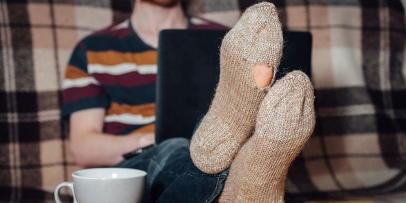 Photo d'un homme avec un trou dans sa chaussette