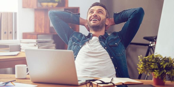Photo d'un homme se relaxant avec un ordinateur portable