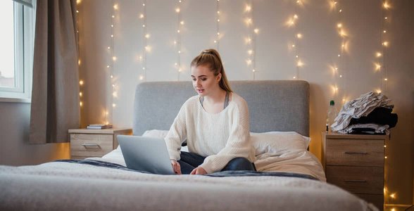 Photo d'une femme célibataire sur son ordinateur