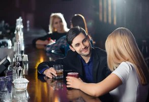 Photo d'un couple flirtant dans un bar