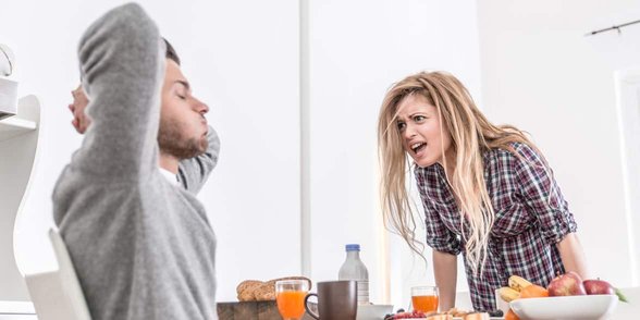 Foto van een vrouw die tegen een man schreeuwt