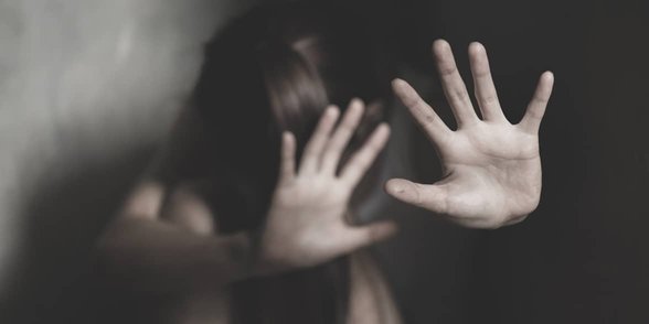 Foto van een vrouw die haar handen omhoog houdt