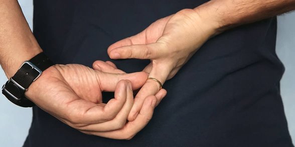 Foto de un hombre quitándose el anillo de bodas