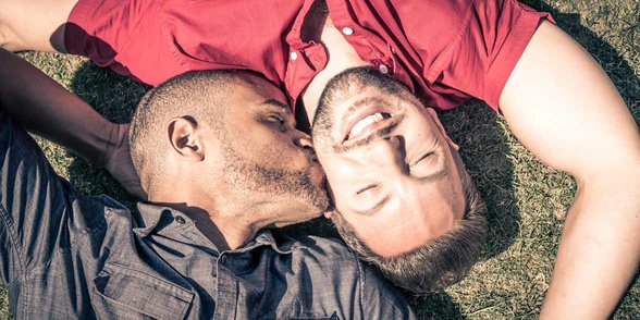 Foto de una pareja gay besándose