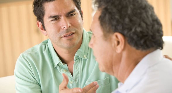 Foto de una pareja gay peleando