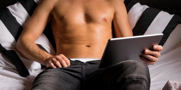 Foto de un hombre en la cama solo