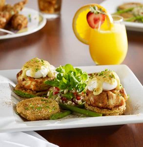 Foto des Krabbenkuchens und der gebratenen grünen Tomateneier Benedict
