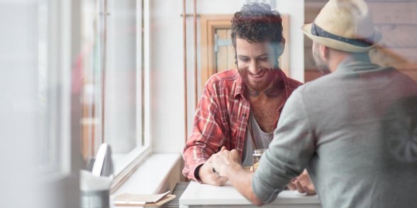Photo d'un couple gay à un rendez-vous