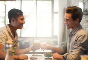 Photo d'un couple gay en train de parler