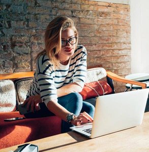 Foto de una mujer en una computadora portátil
