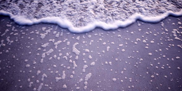 Photo d'une plage qui coule et qui coule