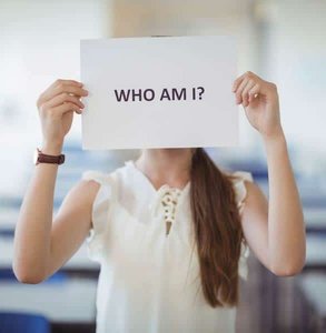 Photo d'une femme tenant un papier sur son visage