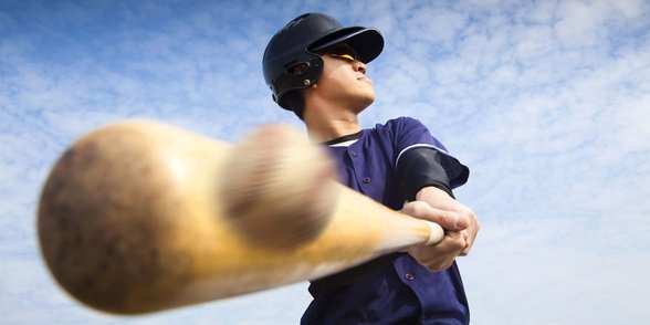 Zdjęcie baseballisty uderzającego piłkę