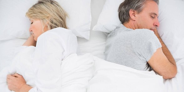 Foto di una coppia triste a letto