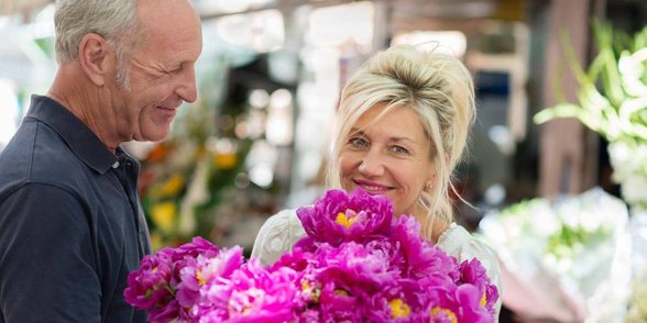 Photo de couple de personnes âgées et de fleurs