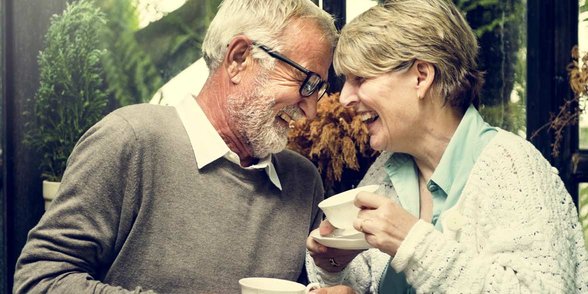 Photo d'un couple de personnes âgées à un rendez-vous