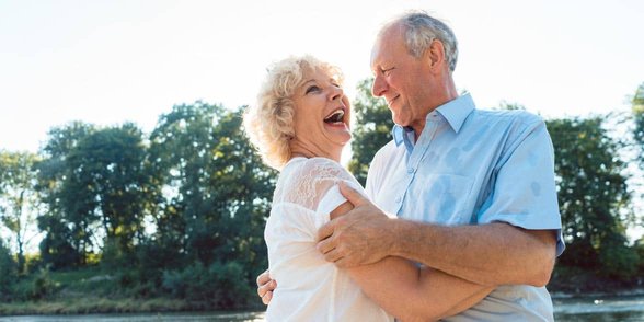 Photo d'un couple de personnes âgées dansant