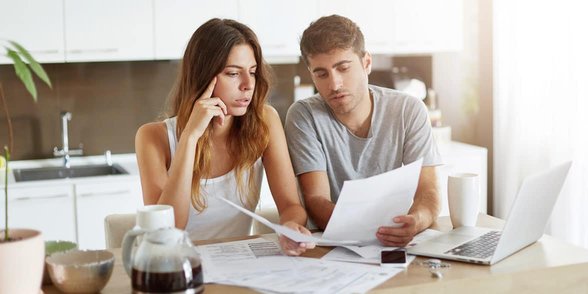 Foto de una pareja resolviendo un problema juntos