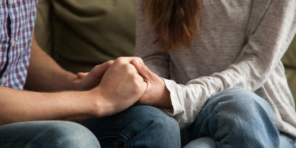 Foto de una pareja cogidos de la mano