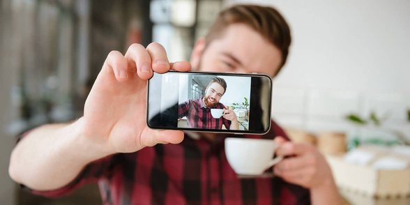 Foto di un uomo che si fa un selfie