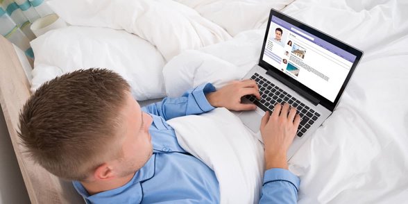 Foto eines Mannes auf einem Laptop