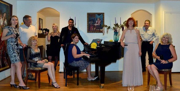 Foto von Natasha, die eine Encounters International Party veranstaltet