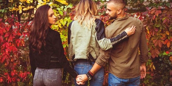 Foto van een man met twee vrouwen
