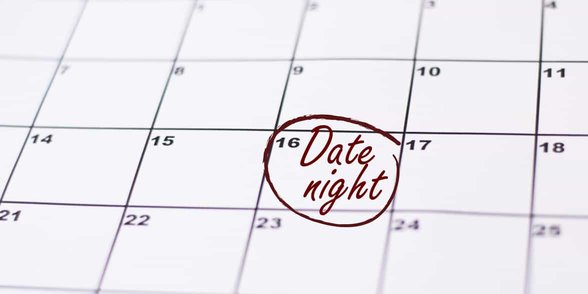 Foto van date night op een kalender