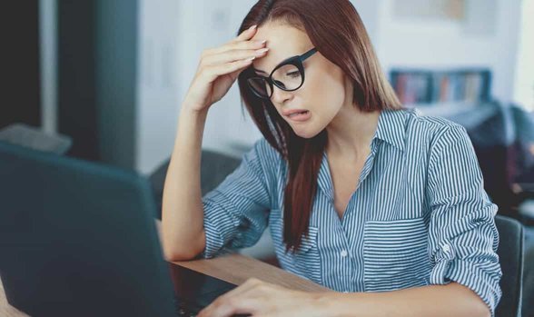Foto van vrouw die naar laptop staart