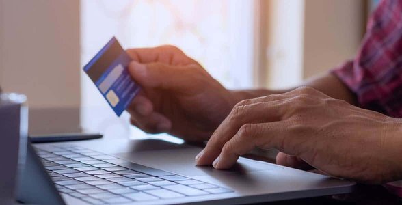 Foto van een man met een creditcard
