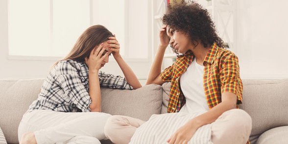 Foto von zwei Frauen, die sich unterhalten