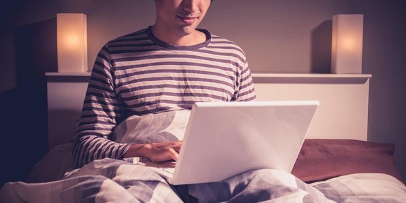 Foto van een man op een laptop