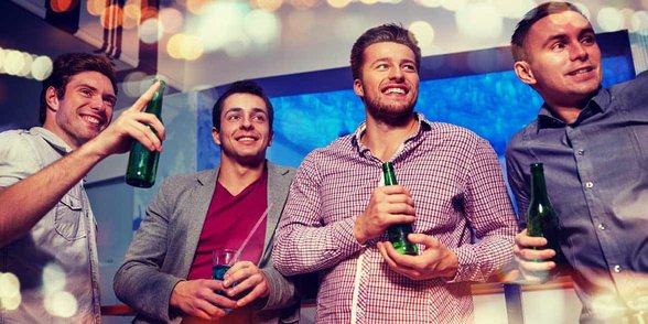 Foto van mannen op een feestje
