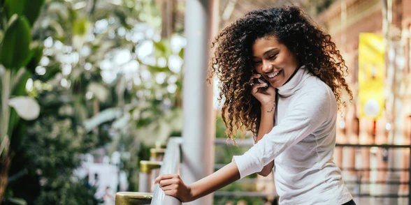 Photo d'une femme parlant au téléphone