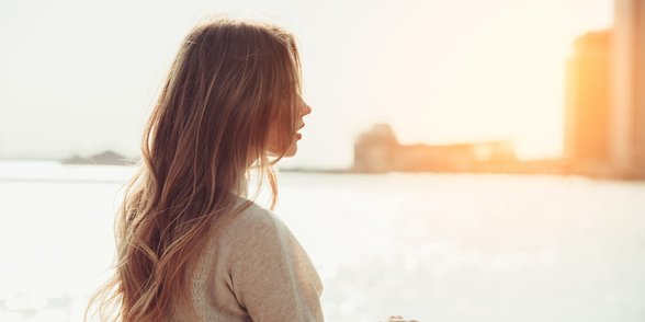 Photo d'une femme regardant l'eau