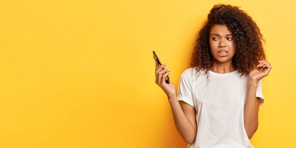 Photo d'une femme ignorant un appel téléphonique