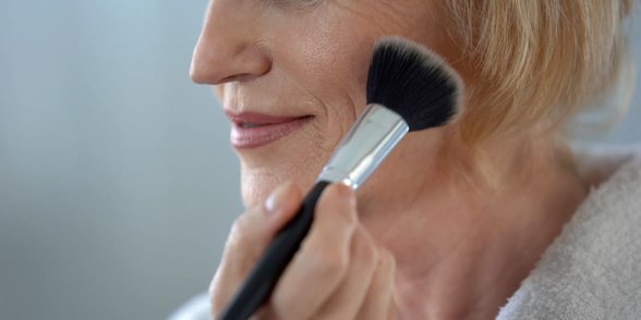 Foto de una mujer maquillándose